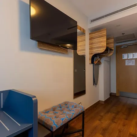 Travelodge Poblenou Hotel *