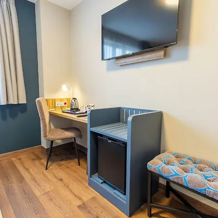 Travelodge Poblenou Hotel *